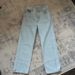 Levi’s Women’s Ribcage Straight Ankle Jeans in Light Wash